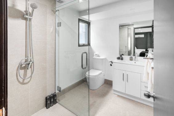 King Twin Kitchen Studio bathroom
